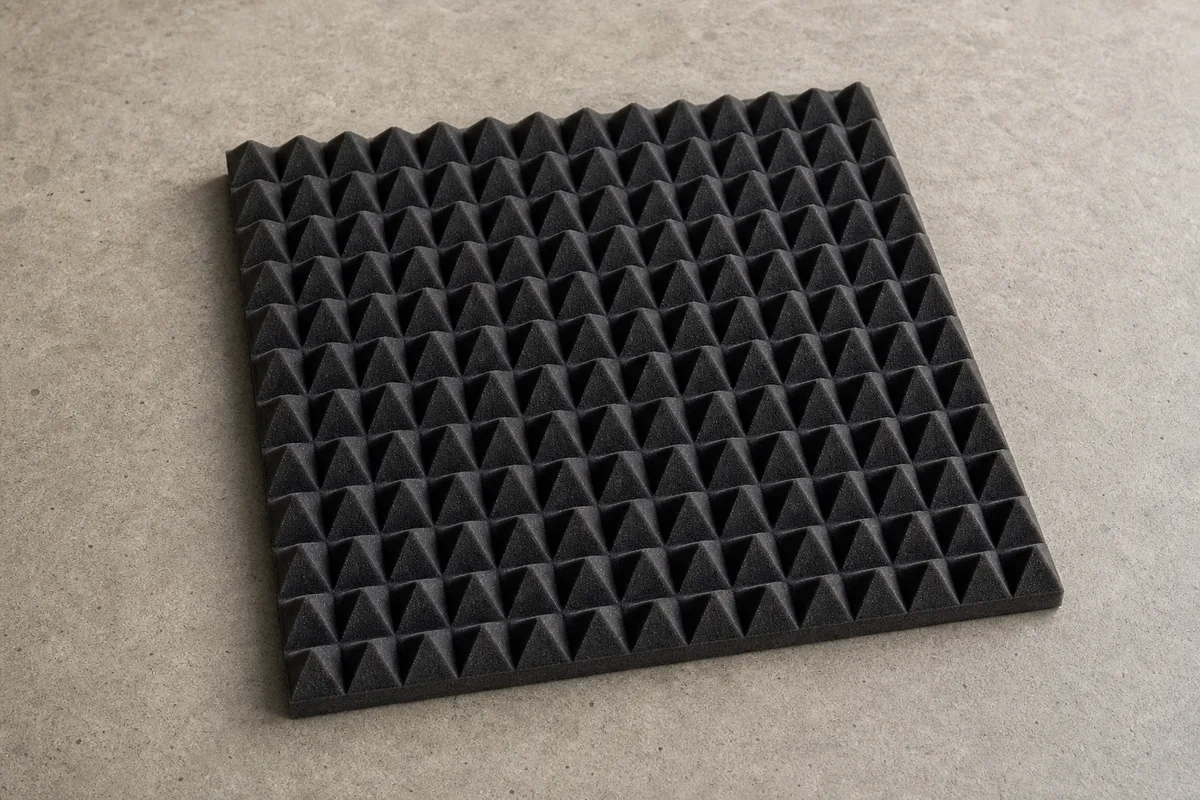 Carré de mousse acoustique gris anthracite posé à plat sur un sol en béton clair
